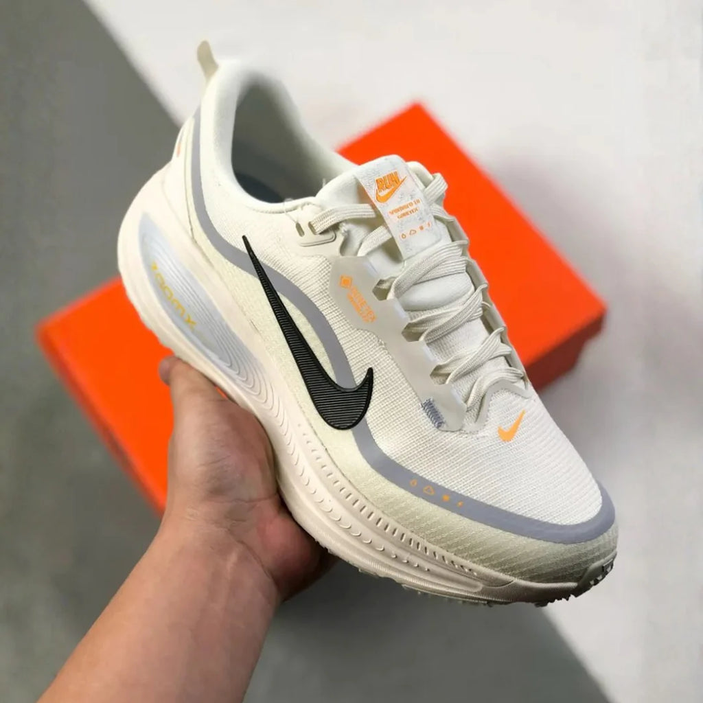 Nike Vomero 18 GORE TEX Bege Cinza