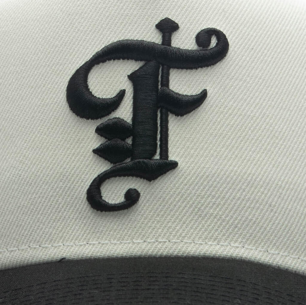 FEATURE x New Era 59FORTY Curved A Frame Fitted Old English F Chrome Black