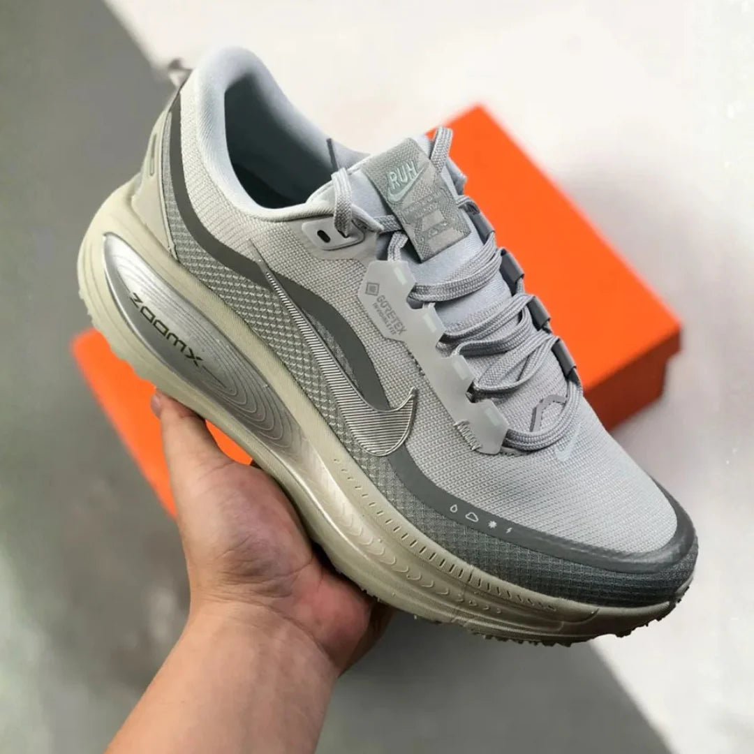 Nike Vomero 18 GORE TEX Cinza Metálico