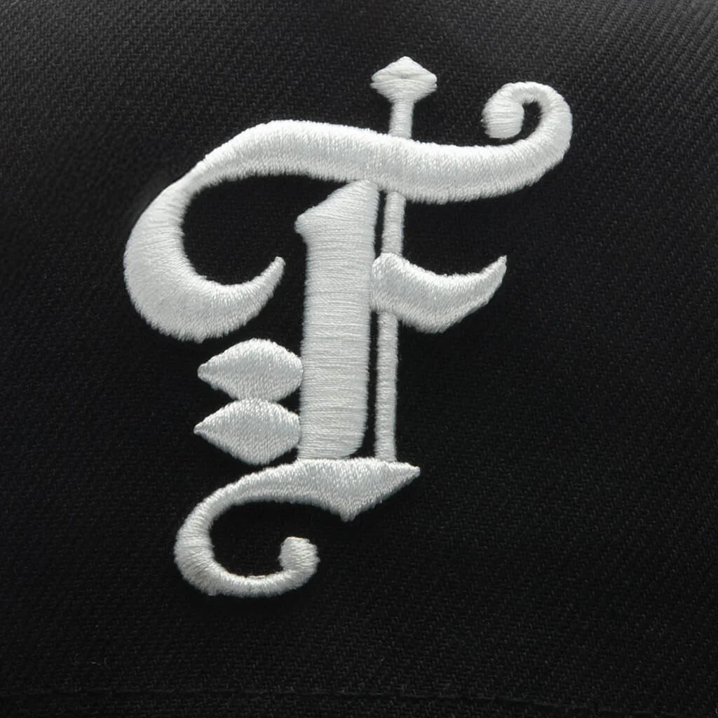 FEATURE x New Era 59FORTY Curved A Frame Old English F Black