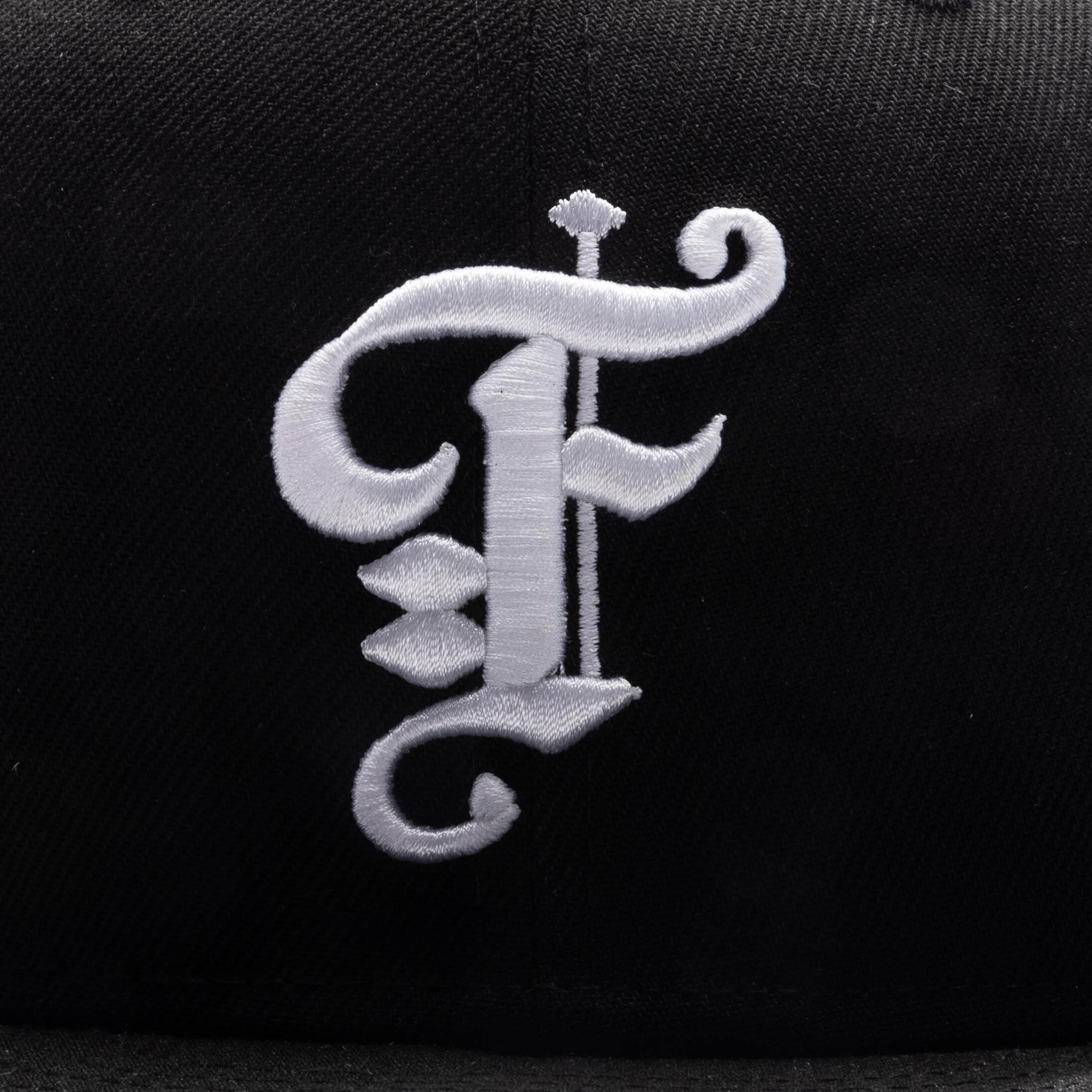 Feature x New Era Old English Calabasas Fitted Black Snow Grey