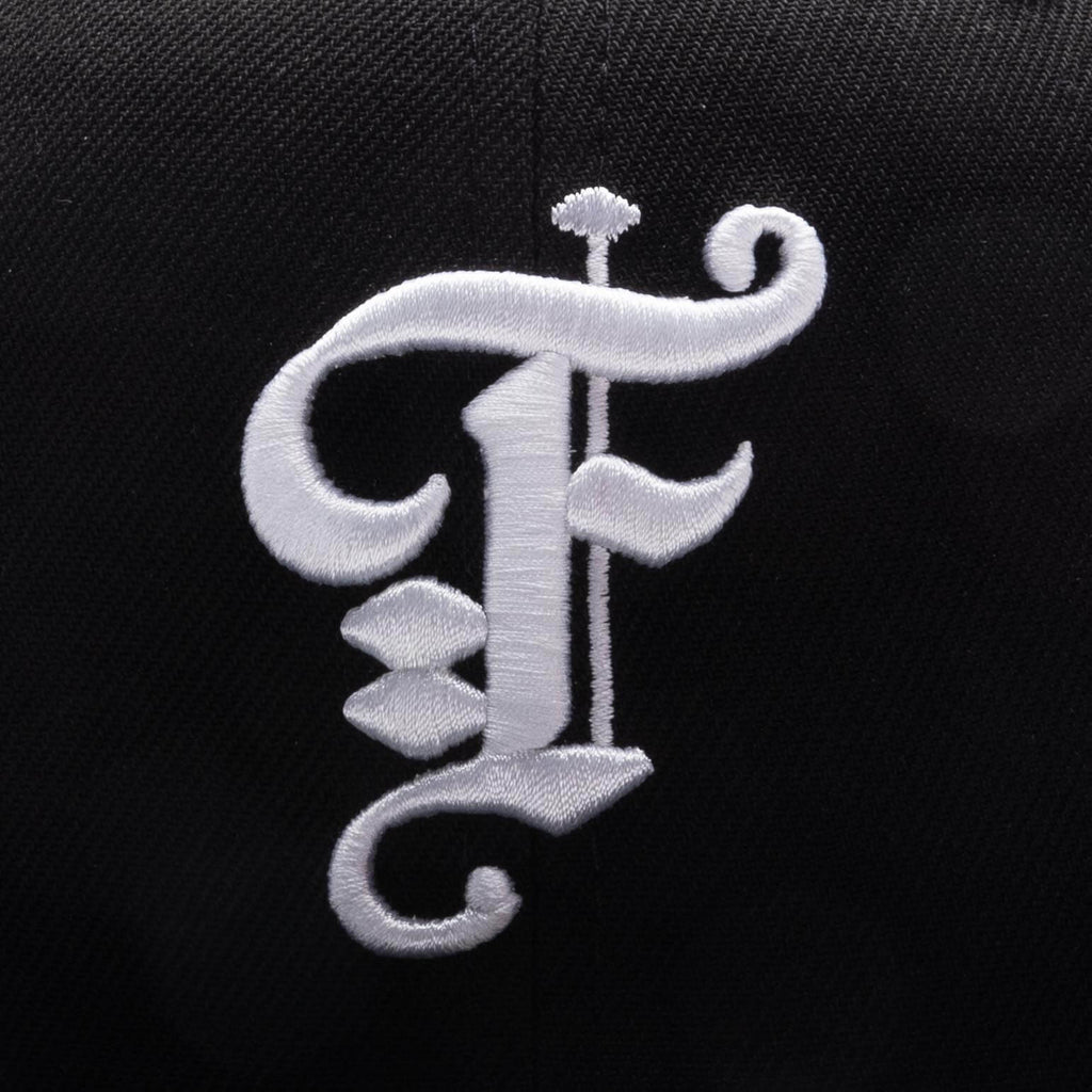 Feature x New Era Old English Plaza Fitted Black Snow Grey